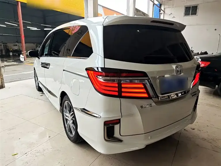 Honda Elysion 2.0 L Hybrid Supreme