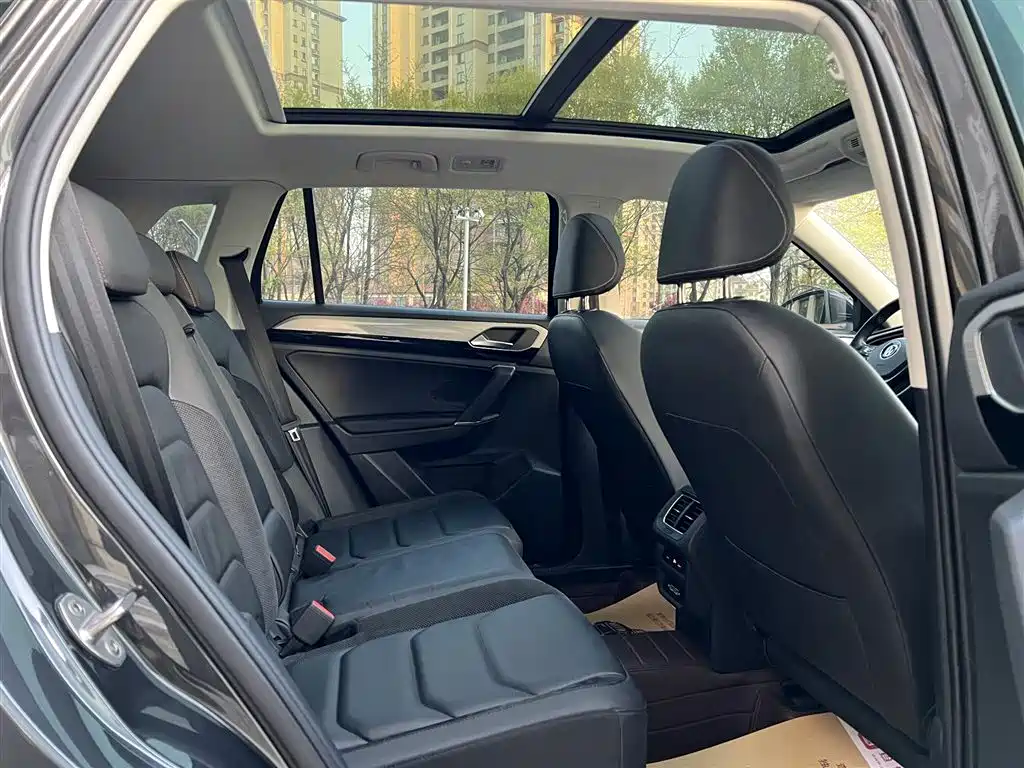 Tayron 330 TSI 2 WD Luxury CN-V