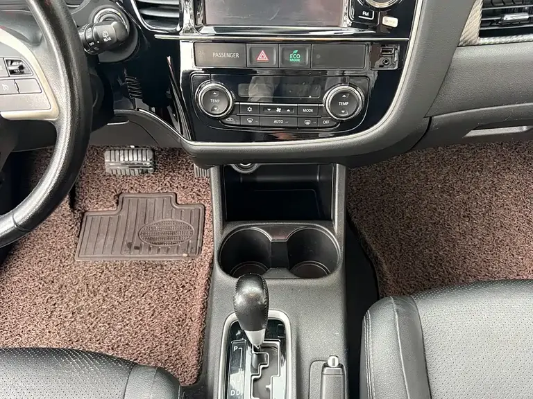 Mitsubishi Outlander (Import) 2.4 L 4 WD Luxury Value 5-seat