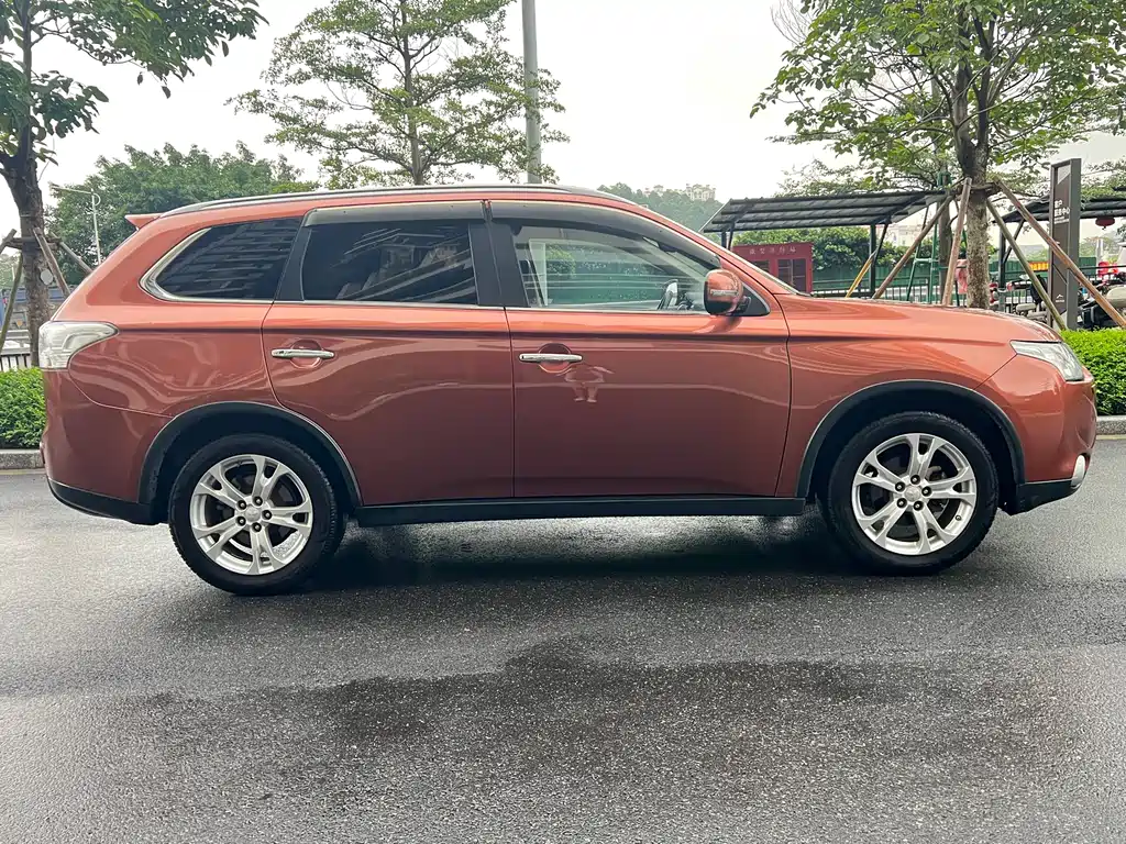 Outlander (Import) 2.4 L 4 WD Luxury Value 5-seat
