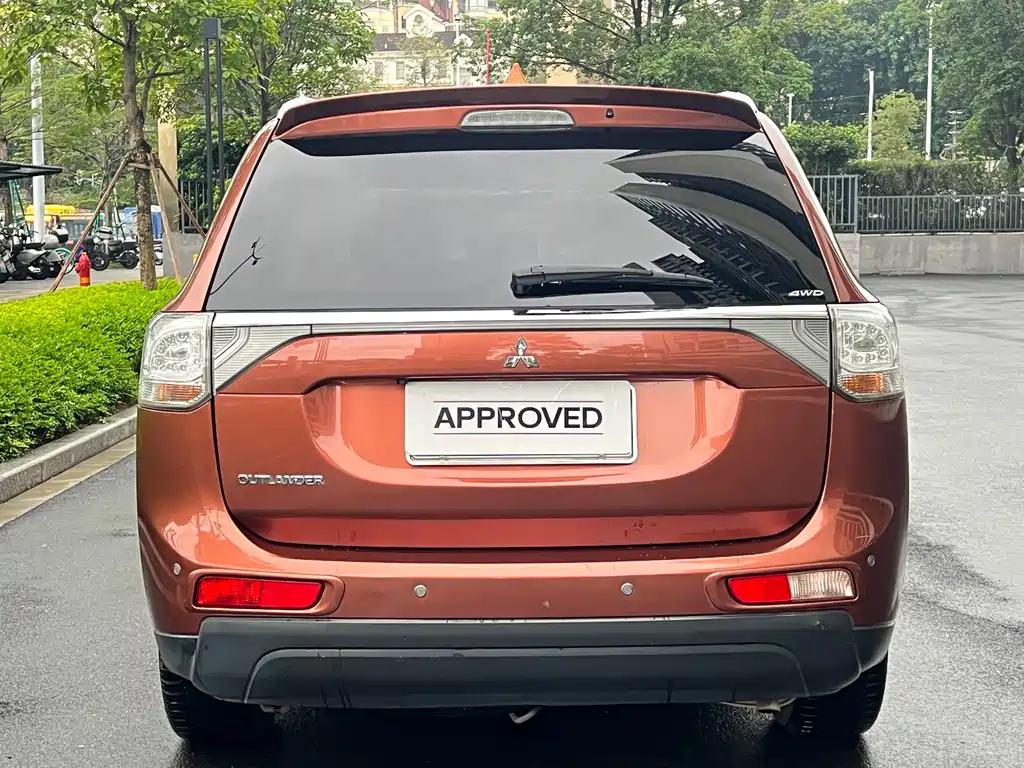 Outlander (Import) 2.4 L 4 WD Luxury Value 5-seat