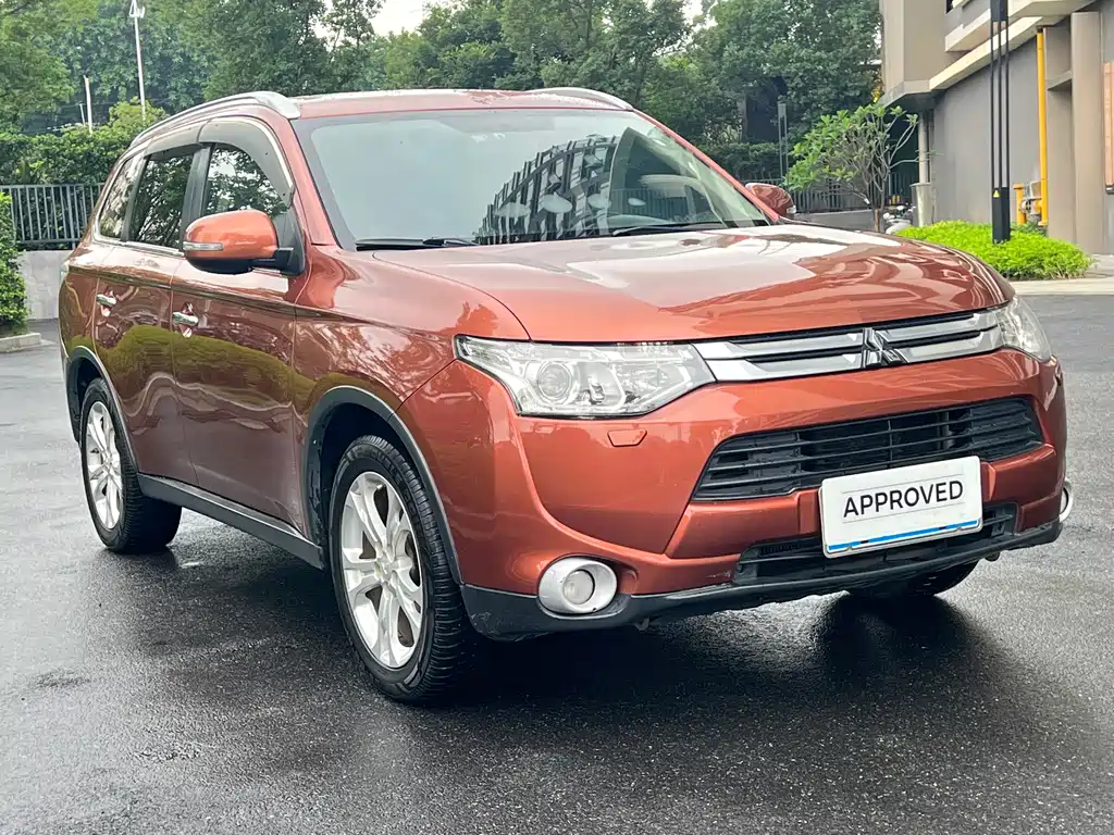 Outlander (Import) 2.4 L 4 WD Luxury Value 5-seat