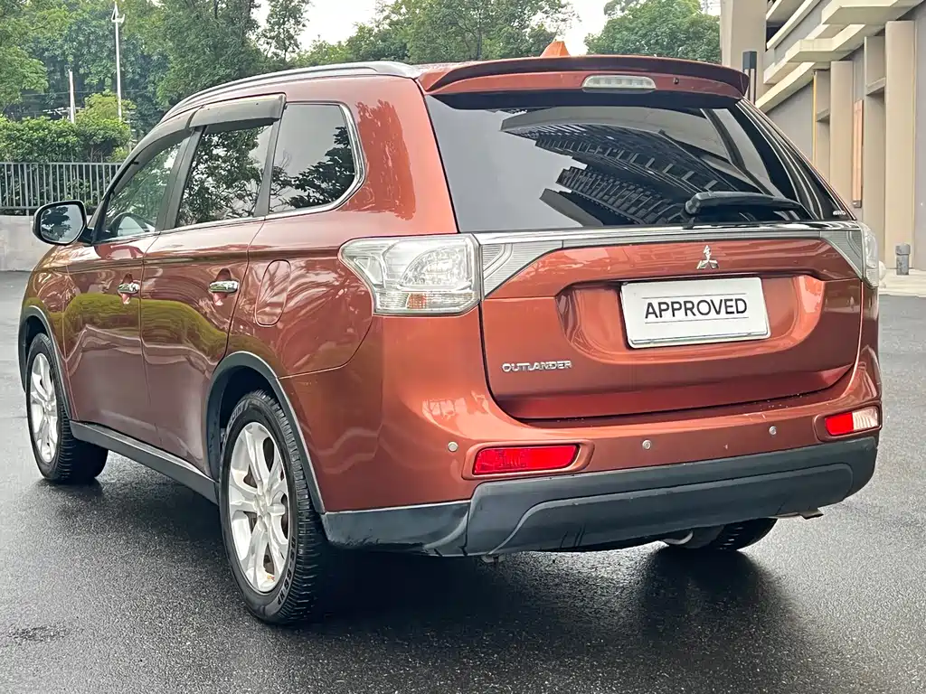 Outlander (Import) 2.4 L 4 WD Luxury Value 5-seat