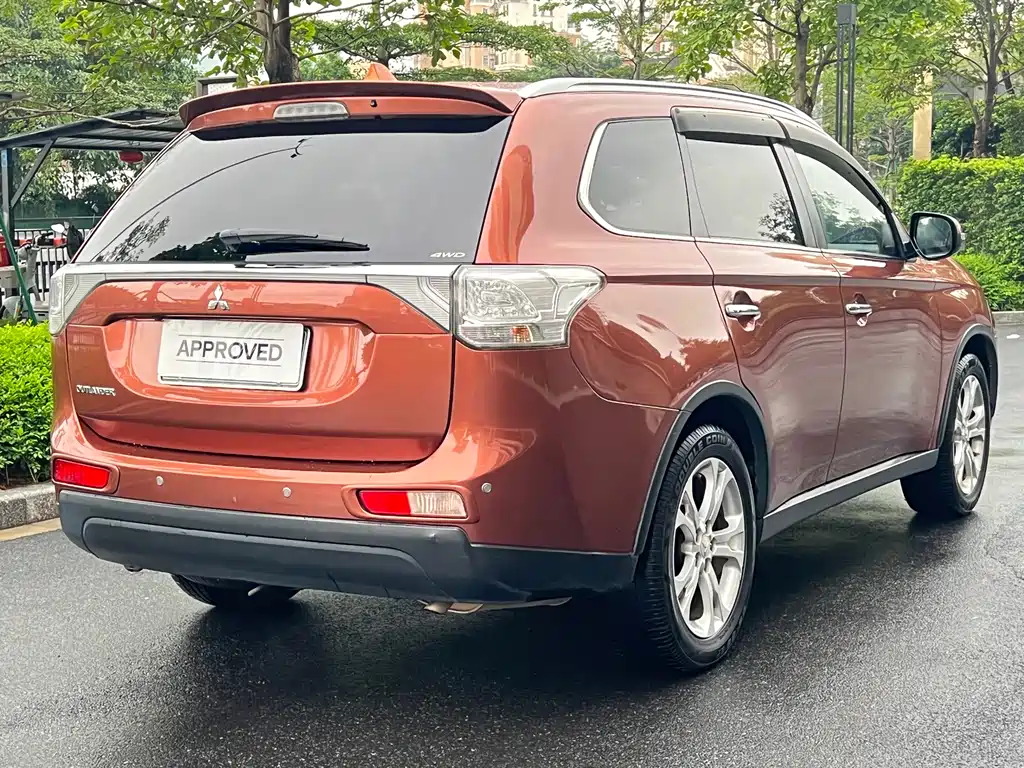Outlander (Import) 2.4 L 4 WD Luxury Value 5-seat