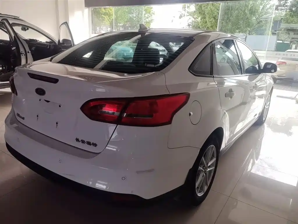 Focus Sedan Classic 1.6 L Auto Style Smart Travel