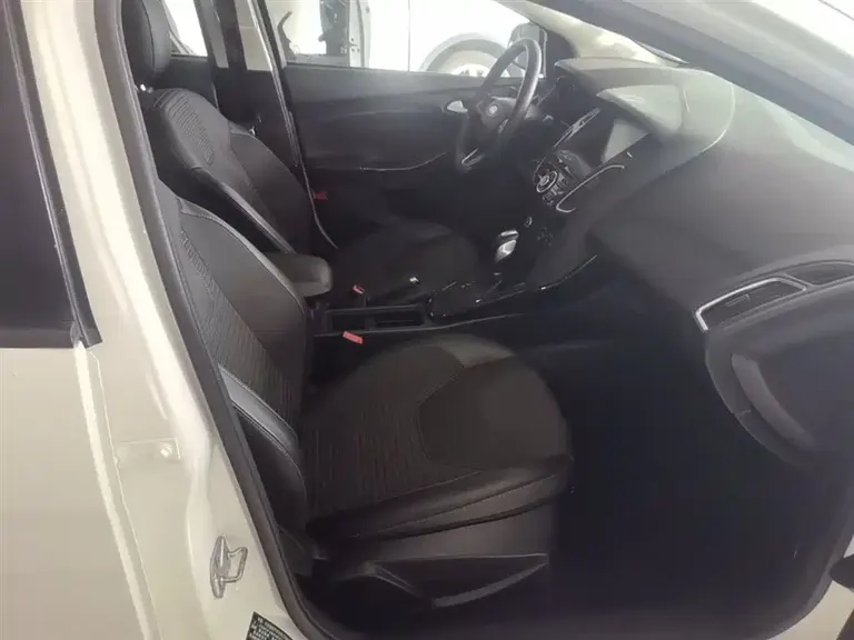 Ford Focus Sedan Classic 1.6 L Auto Style Smart Travel