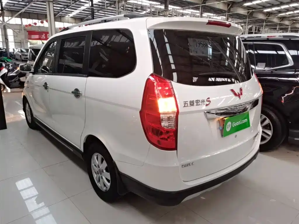 Wuling Hongguang 1.5 L S Luxury