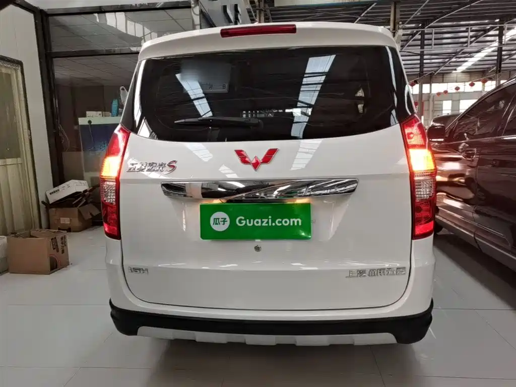 Wuling Hongguang 1.5 L S Luxury