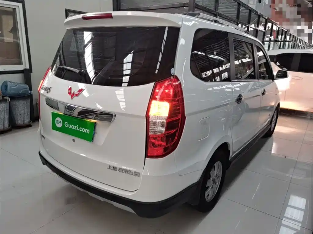 Wuling Hongguang 1.5 L S Luxury