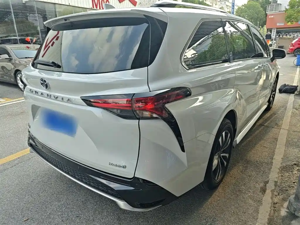 Granvia 2.5 L Hybrid Luxury