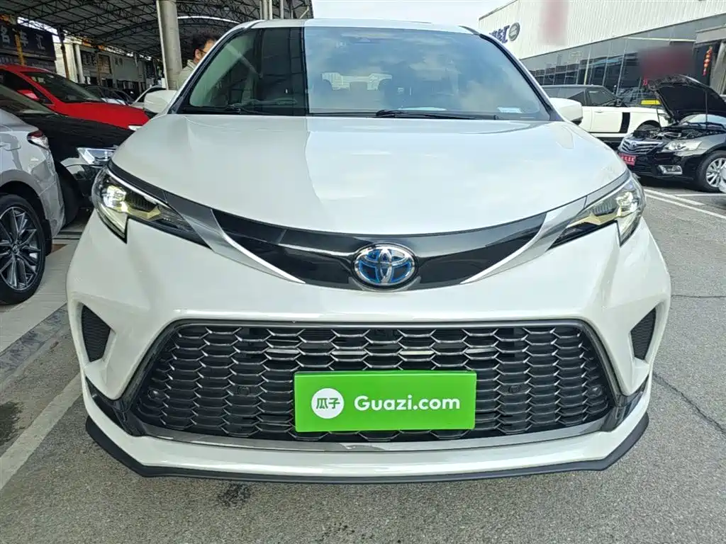 Granvia 2.5 L Hybrid Luxury
