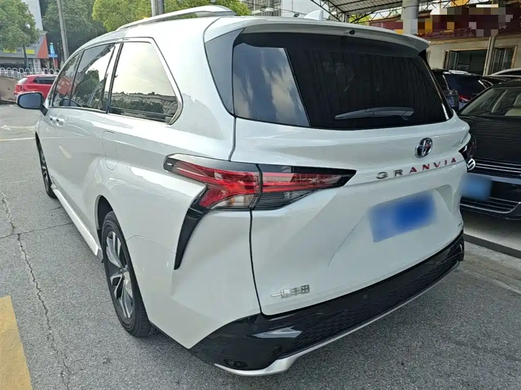 Granvia 2.5 L Hybrid Luxury