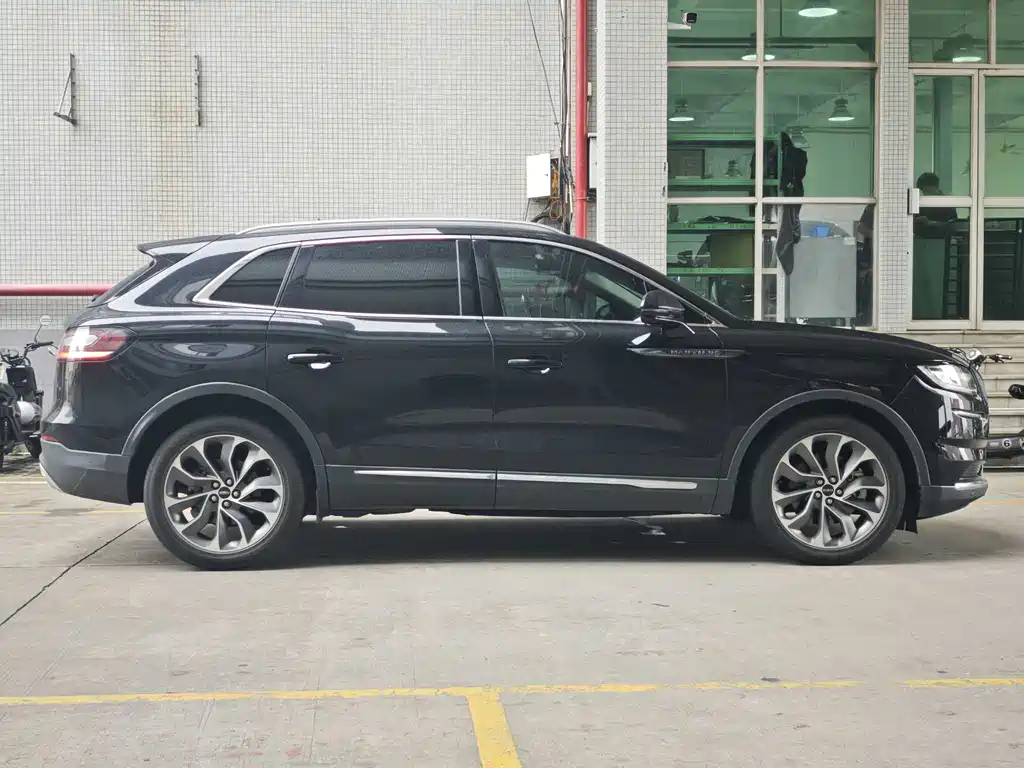 Nautilus 2.0 T 4 WD Premium