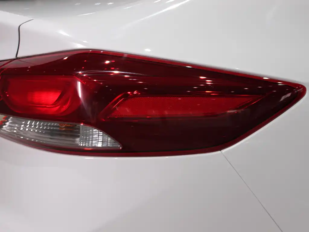 Elantra 1.6 L Auto Smart Dazzle · Elite