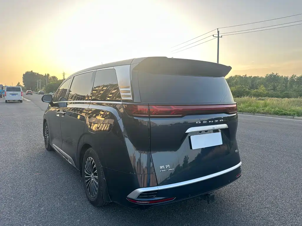 Denza D9 DM-i 970 4 WD Flagship