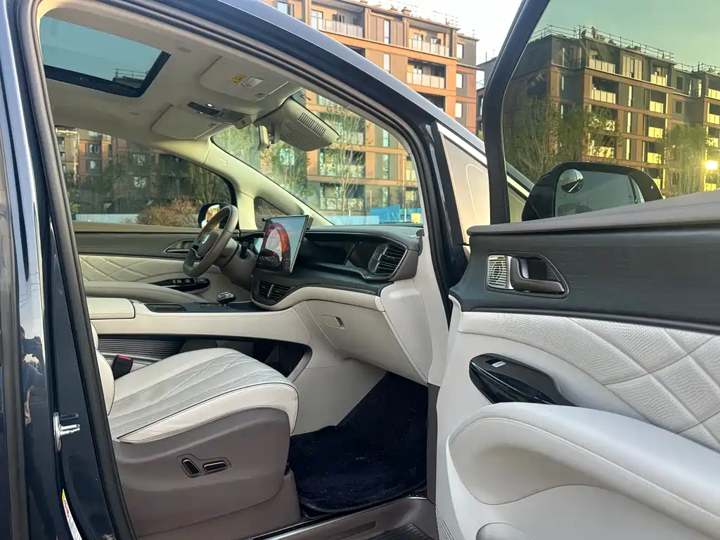 Denza D9 DM-i 970 4 WD Flagship