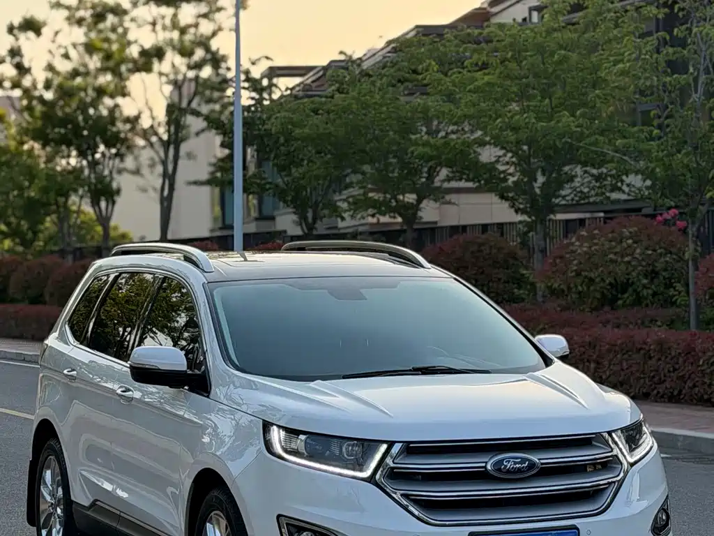 Edge EcoBoost 245 4 WD Supreme Sharp 7-seat