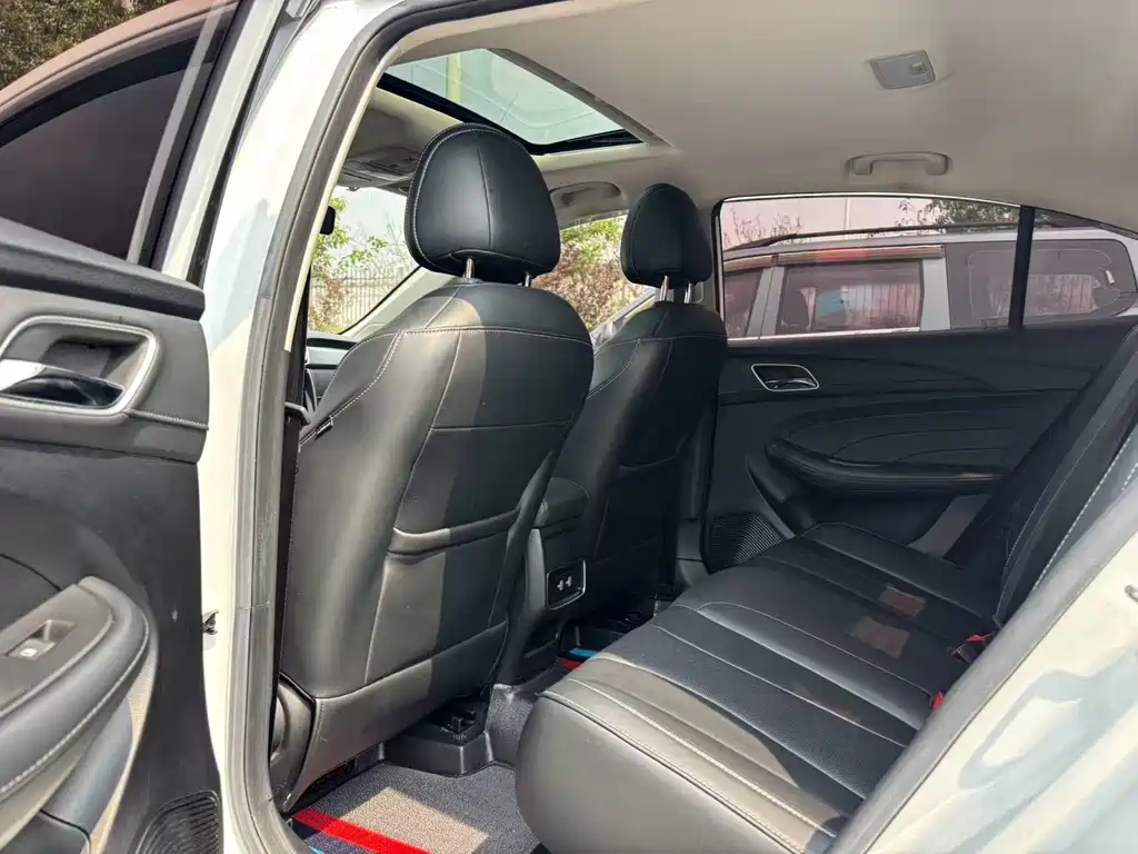 Roewe i5 1.5 L Auto 4 G Connected Leading Luxury Flagship