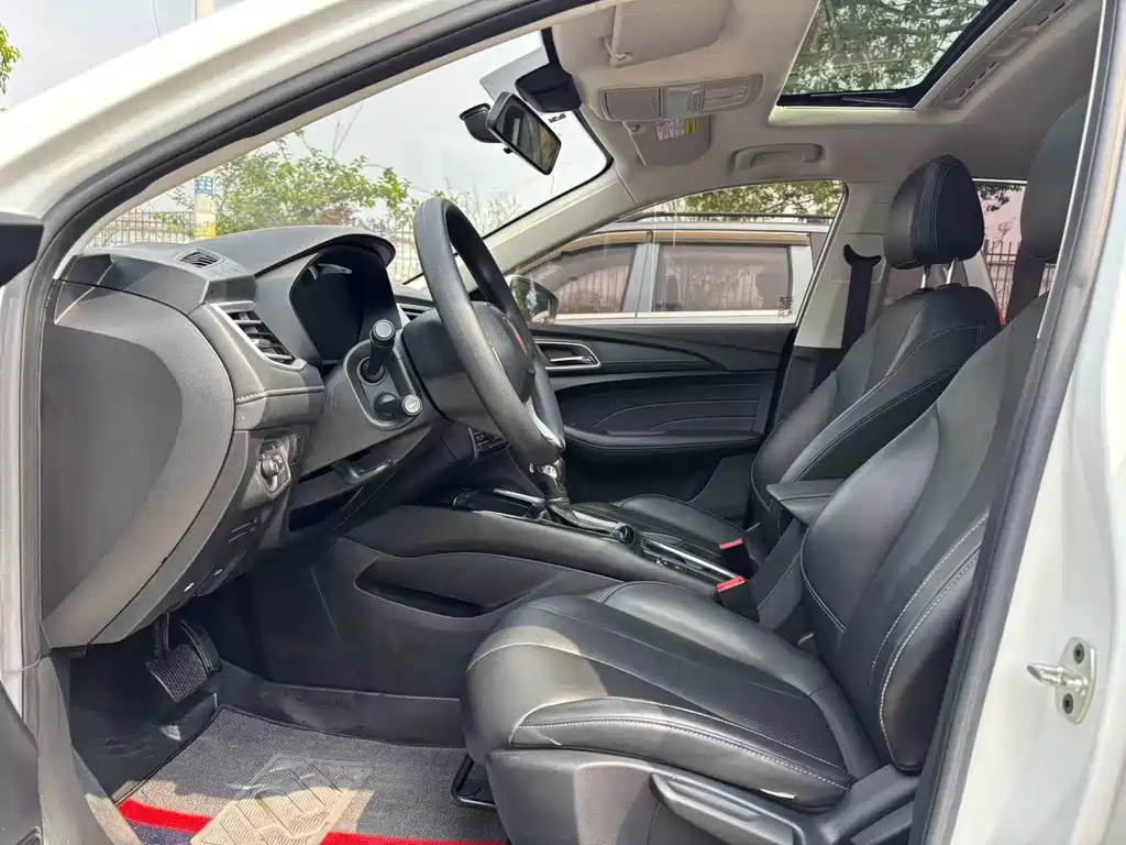 Roewe i5 1.5 L Auto 4 G Connected Leading Luxury Flagship
