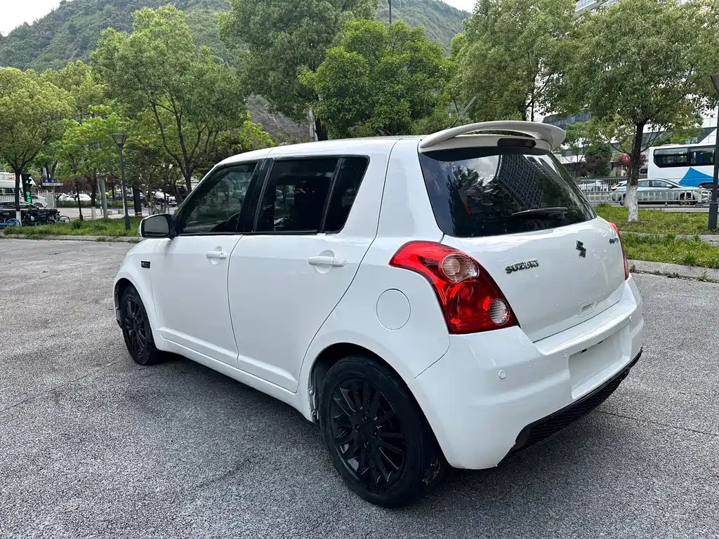 Swift 1.5 L Auto Standard