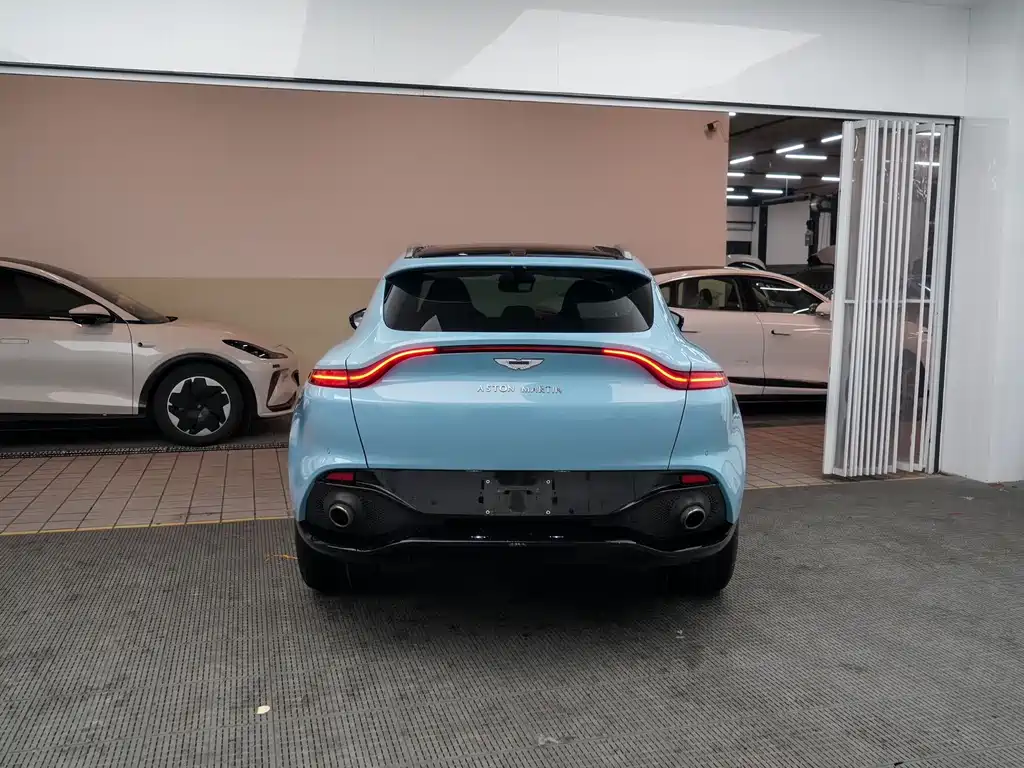 Aston Martin DBX 3.0 T STRAIGHT-SIX