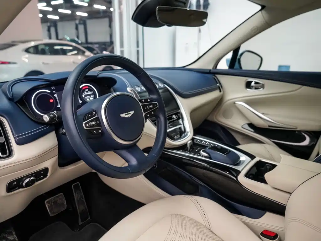 Aston Martin DBX 3.0 T STRAIGHT-SIX