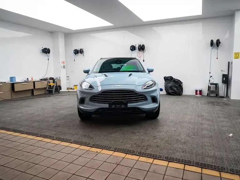 Aston Martin DBX 3.0 T STRAIGHT-SIX