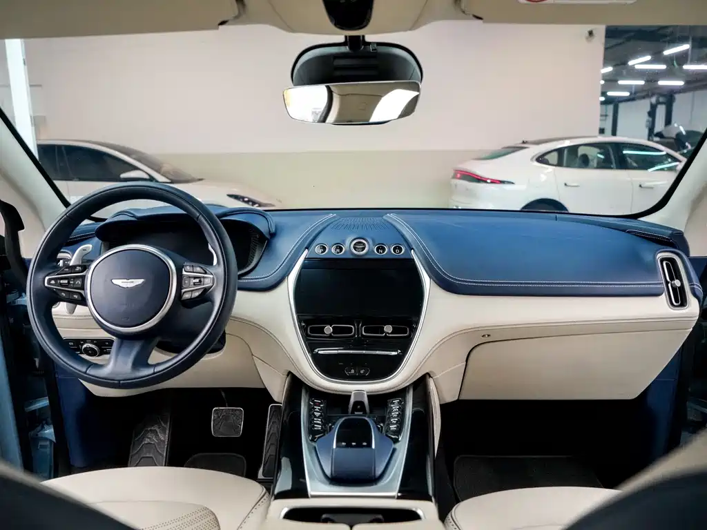Aston Martin DBX 3.0 T STRAIGHT-SIX
