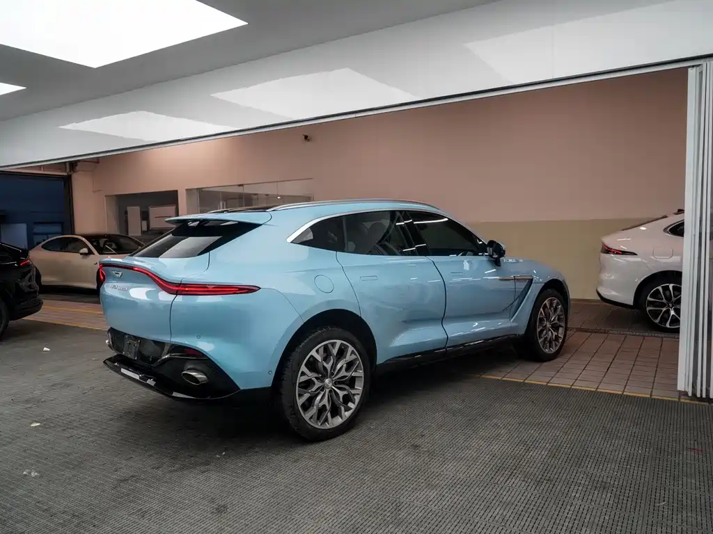 Aston Martin DBX 3.0 T STRAIGHT-SIX