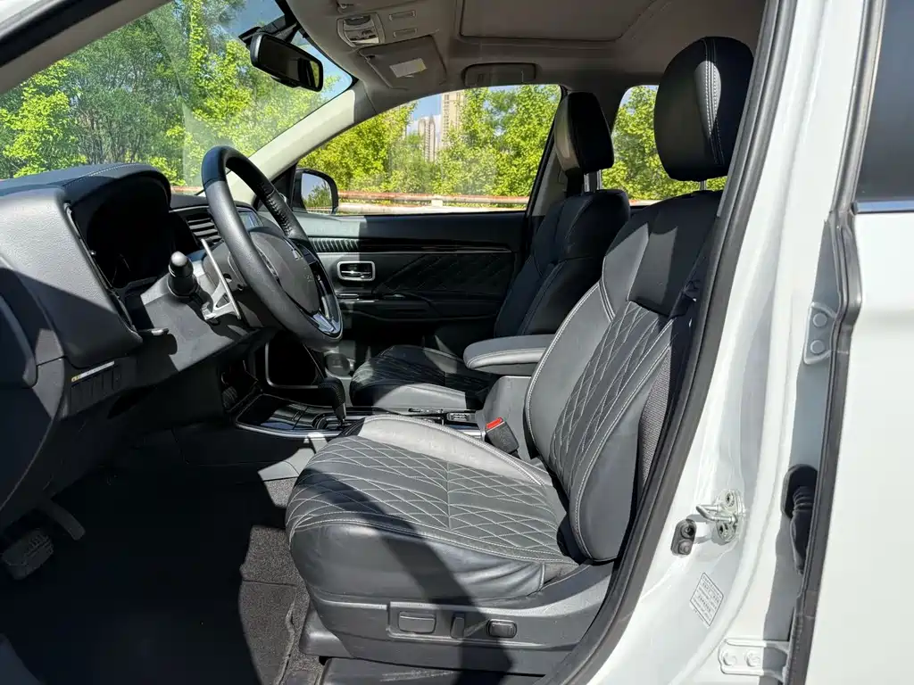 Outlander 2.4 L 4 WD Enjoyment 7-seat