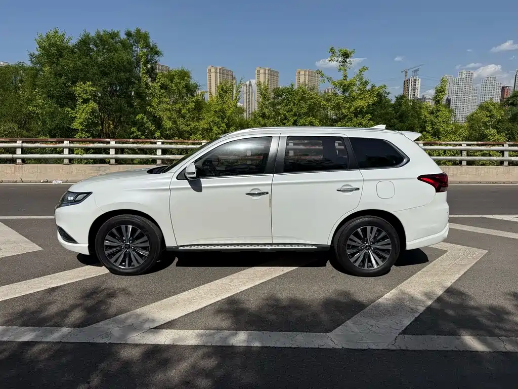 Outlander 2.4 L 4 WD Enjoyment 7-seat