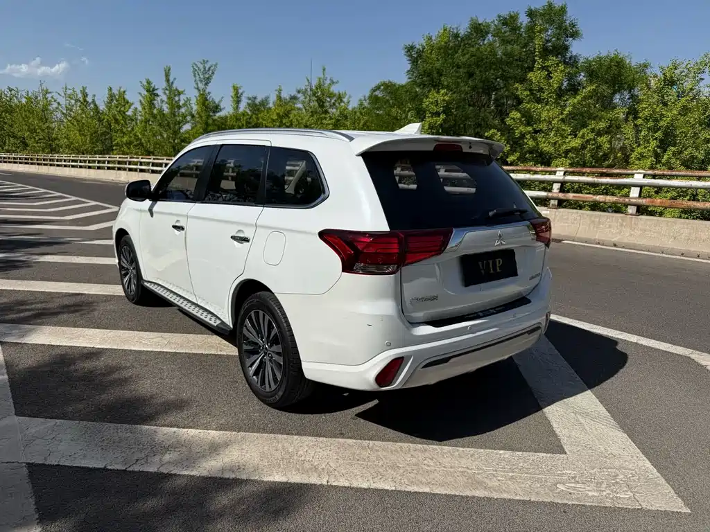 Outlander 2.4 L 4 WD Enjoyment 7-seat