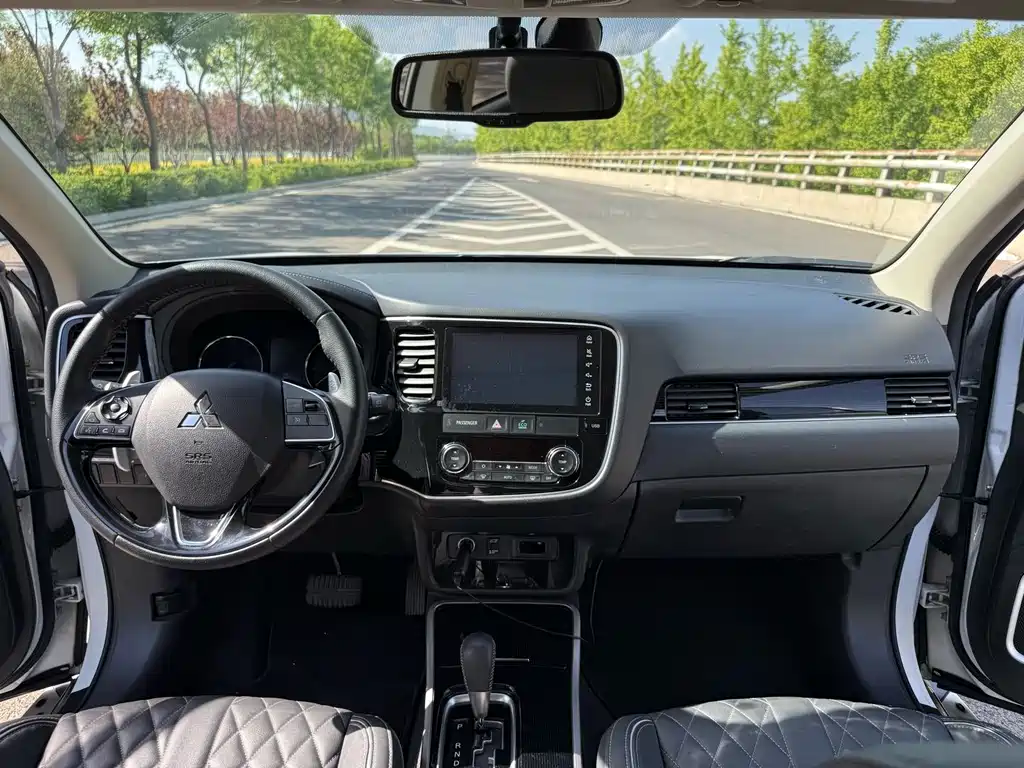 Outlander 2.4 L 4 WD Enjoyment 7-seat