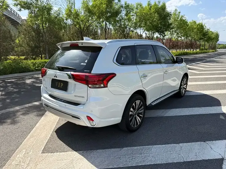 Mitsubishi Outlander 2.4 L 4 WD Enjoyment 7-seat