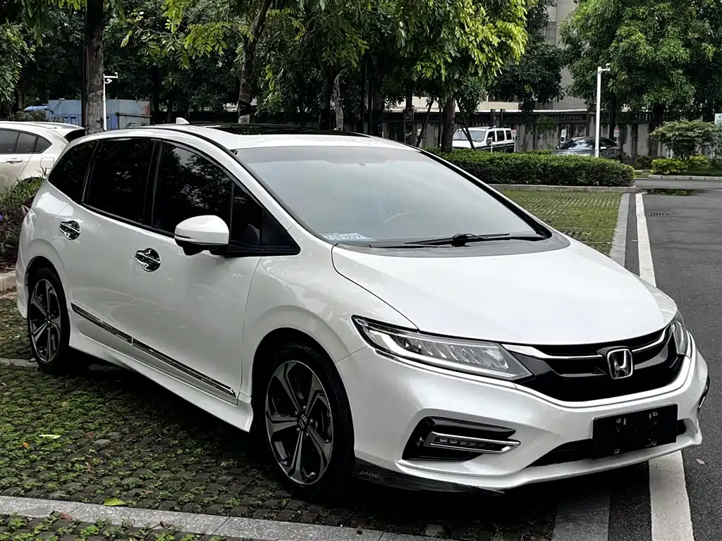 Jade 210 TURBO CVT Luxury 5-seat
