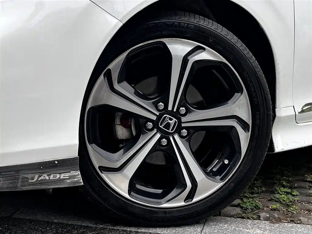 Jade 210 TURBO CVT Luxury 5-seat