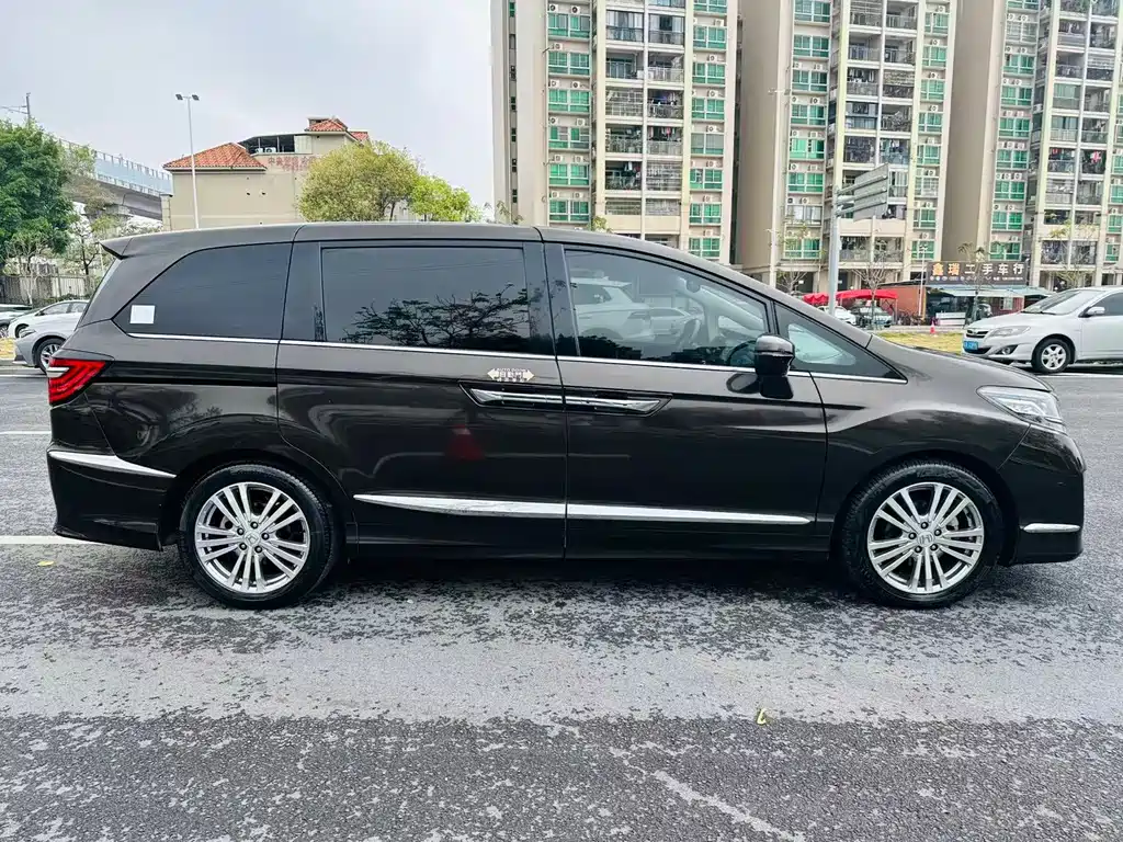 Elysion 2.4 L Luxury