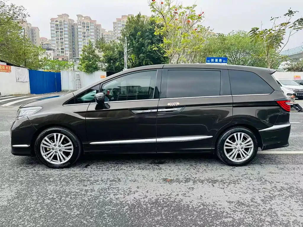 Elysion 2.4 L Luxury