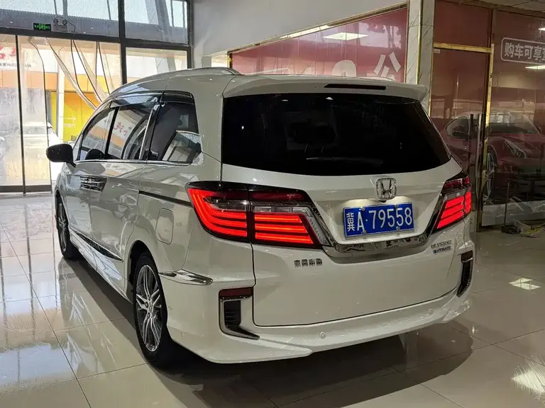 Honda Elysion 2.0 L Hybrid Supreme