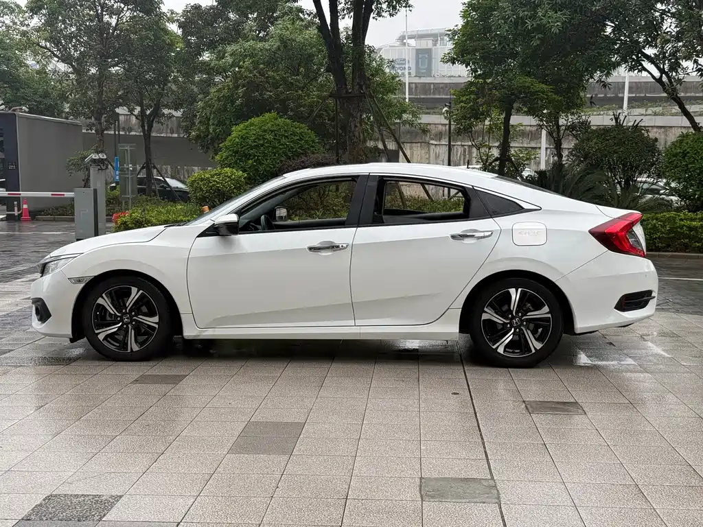 Civic 220 TURBO CVT Distinguished