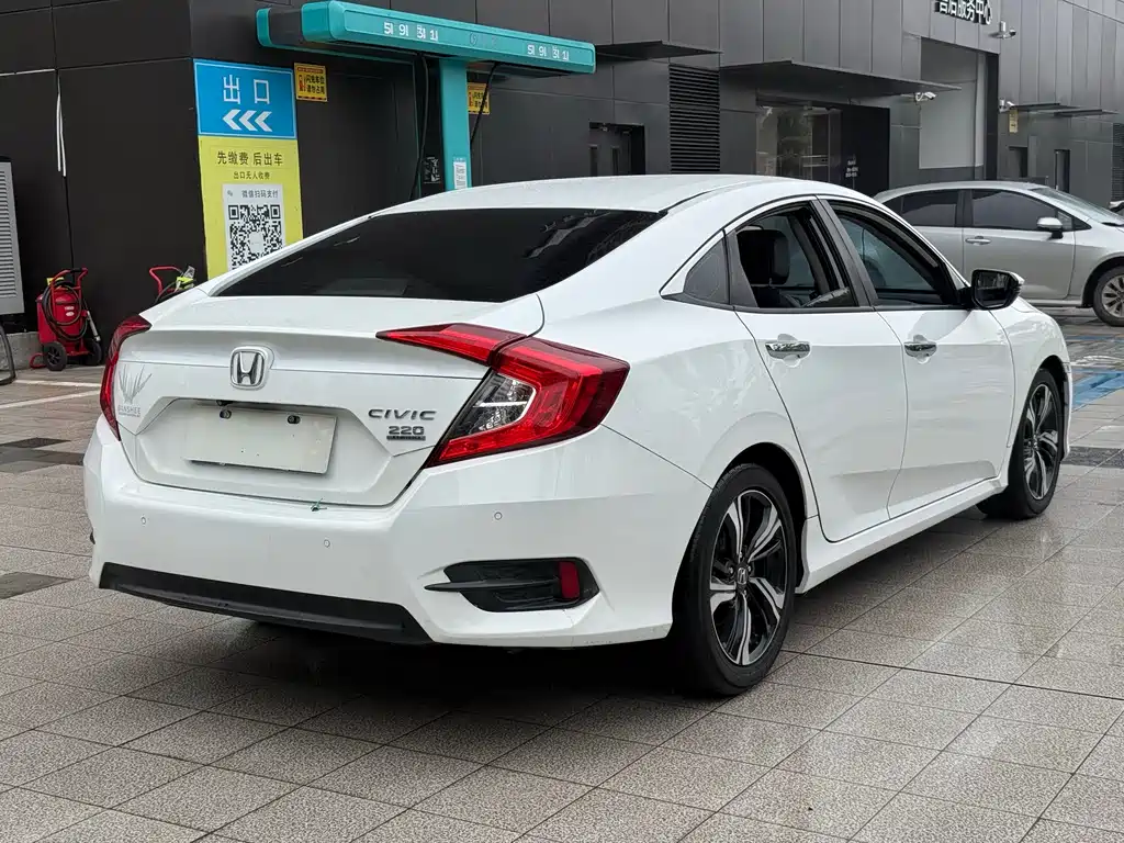 Civic 220 TURBO CVT Distinguished