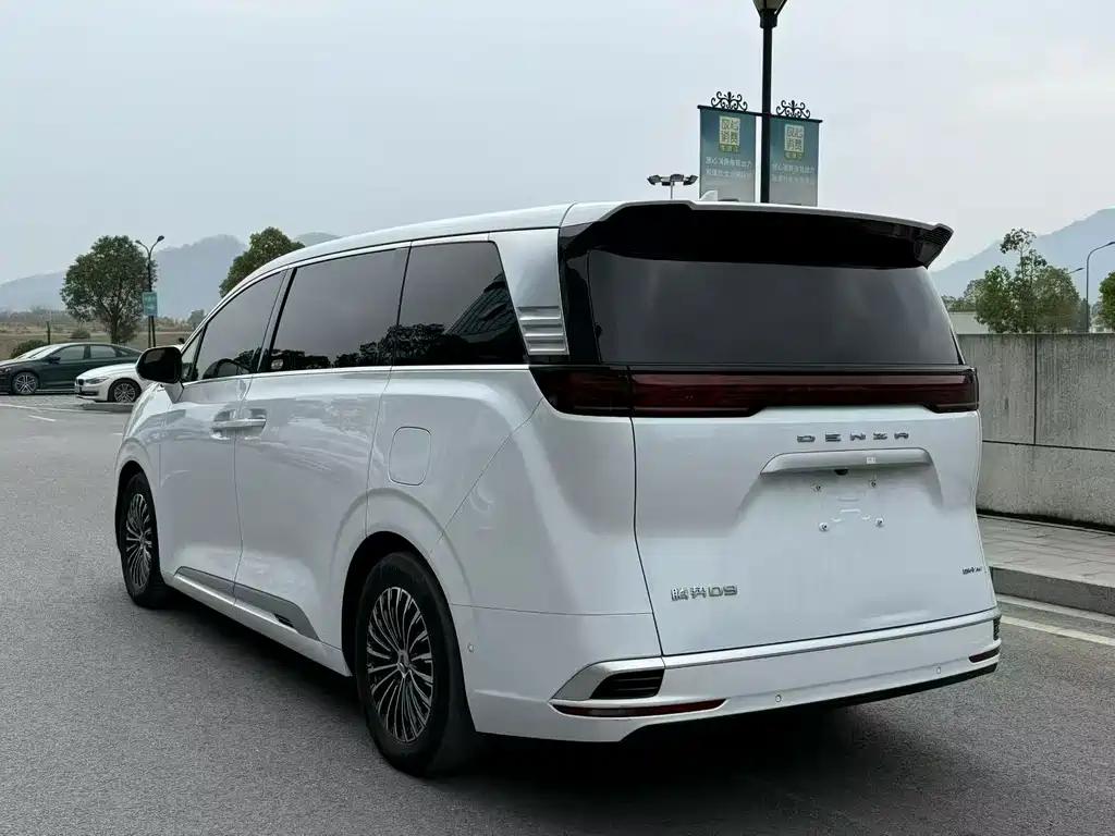 Denza D9 DM-i 970 4 WD Flagship