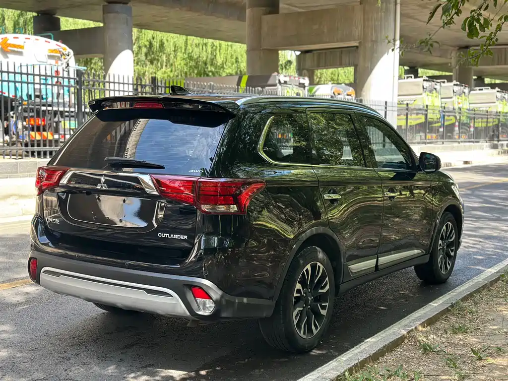Outlander 2.4 L 4 WD Enjoyment 5-seat