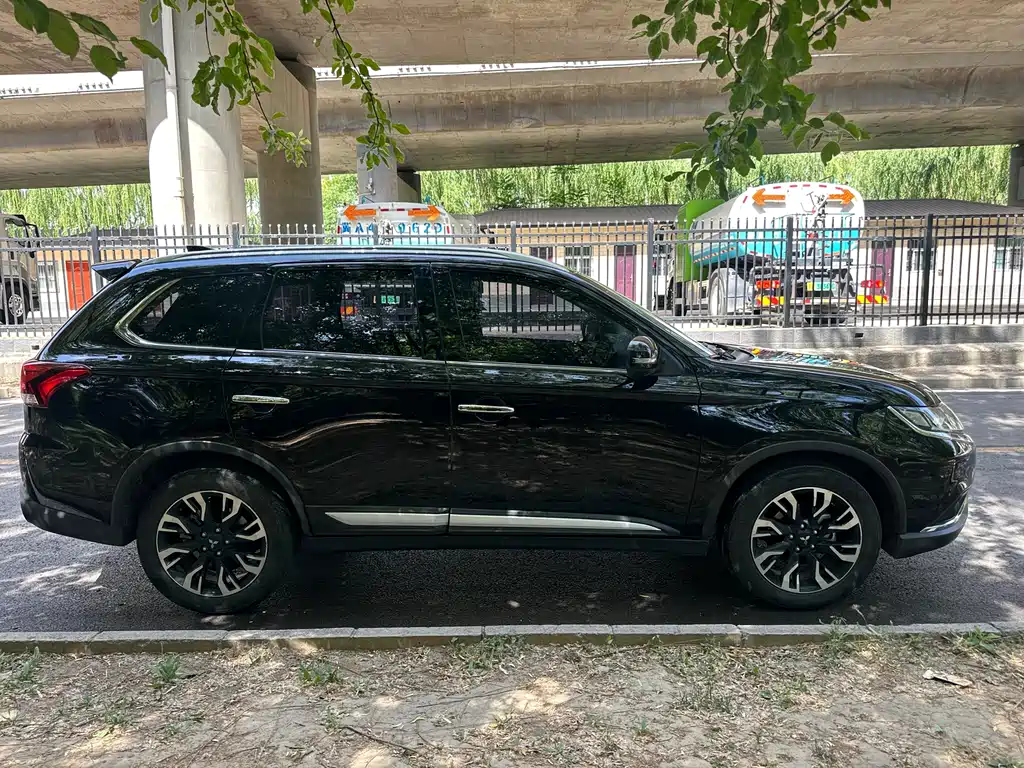 Outlander 2.4 L 4 WD Enjoyment 5-seat