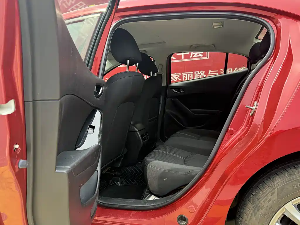 Mazda 3 Axela Cloud Control Sedan 1.5 L Auto Comfort CN-VI