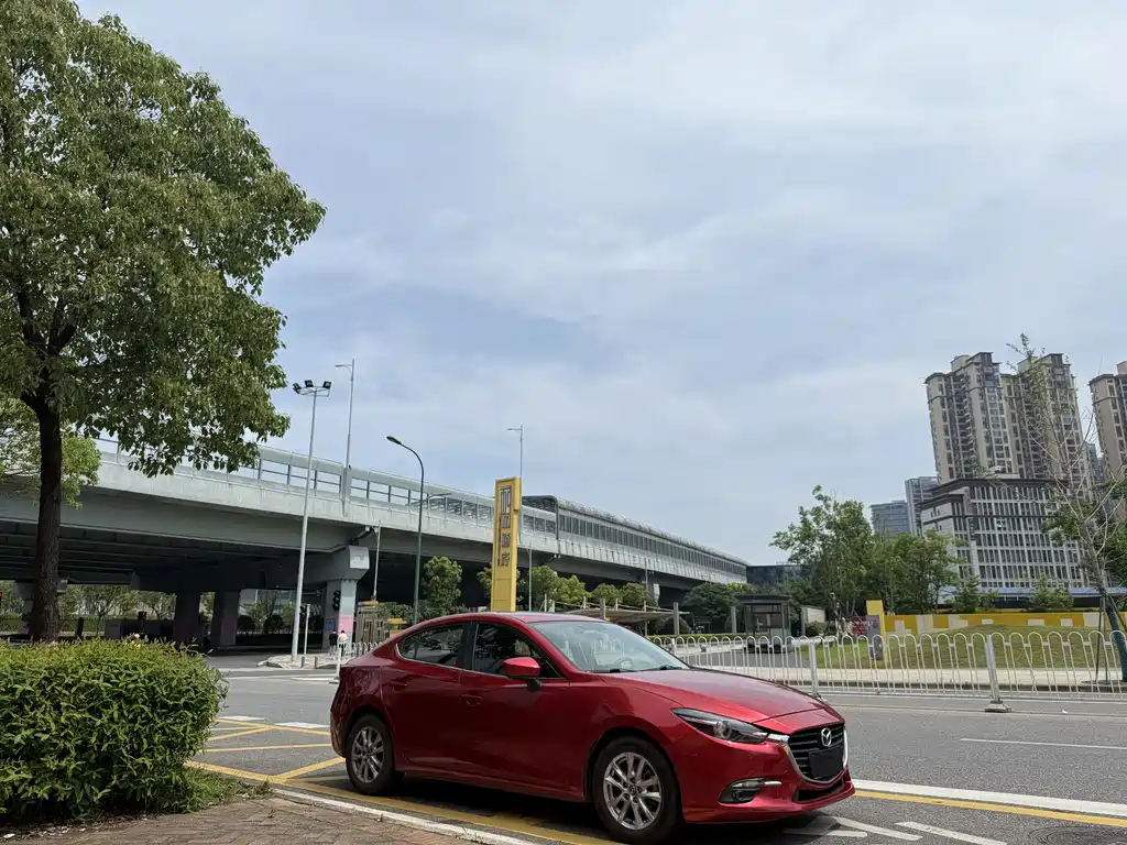 Mazda 3 Axela Cloud Control Sedan 1.5 L Auto Comfort CN-VI