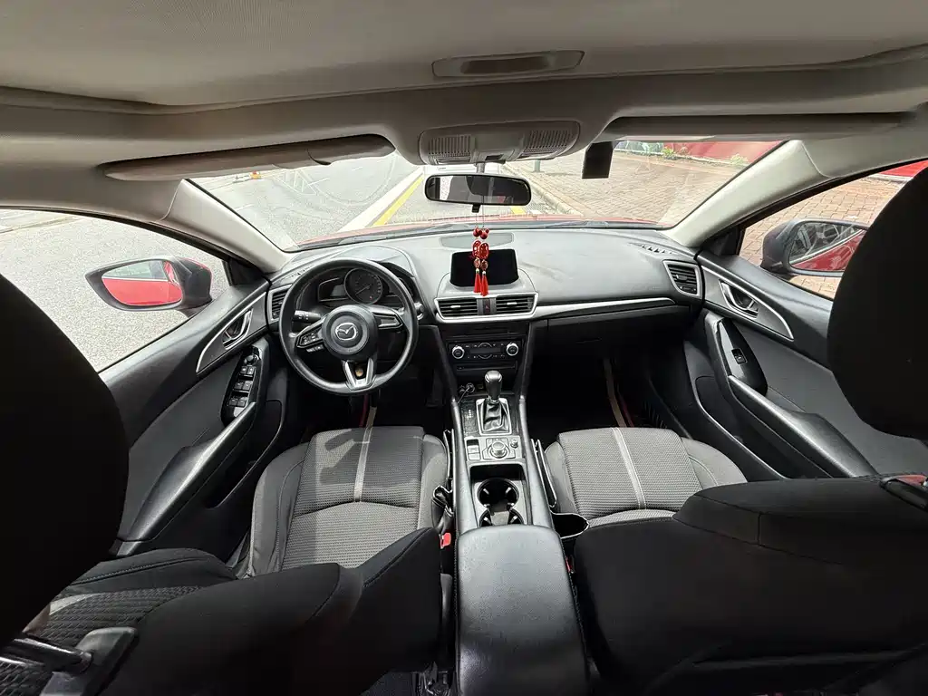 Mazda 3 Axela Cloud Control Sedan 1.5 L Auto Comfort CN-VI