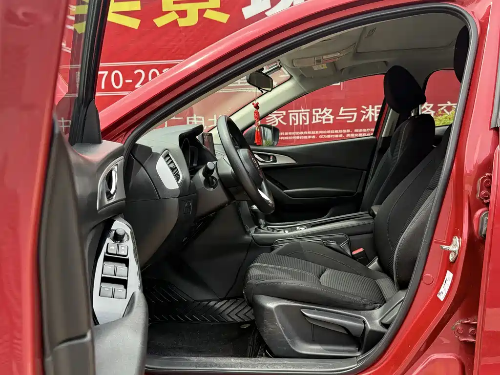 Mazda 3 Axela Cloud Control Sedan 1.5 L Auto Comfort CN-VI