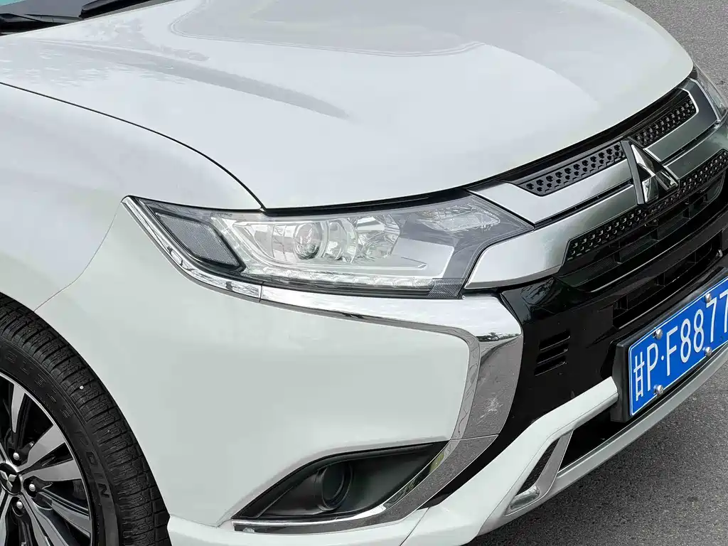 Outlander 2.0 L 2 WD Smooth Travel 5-seat