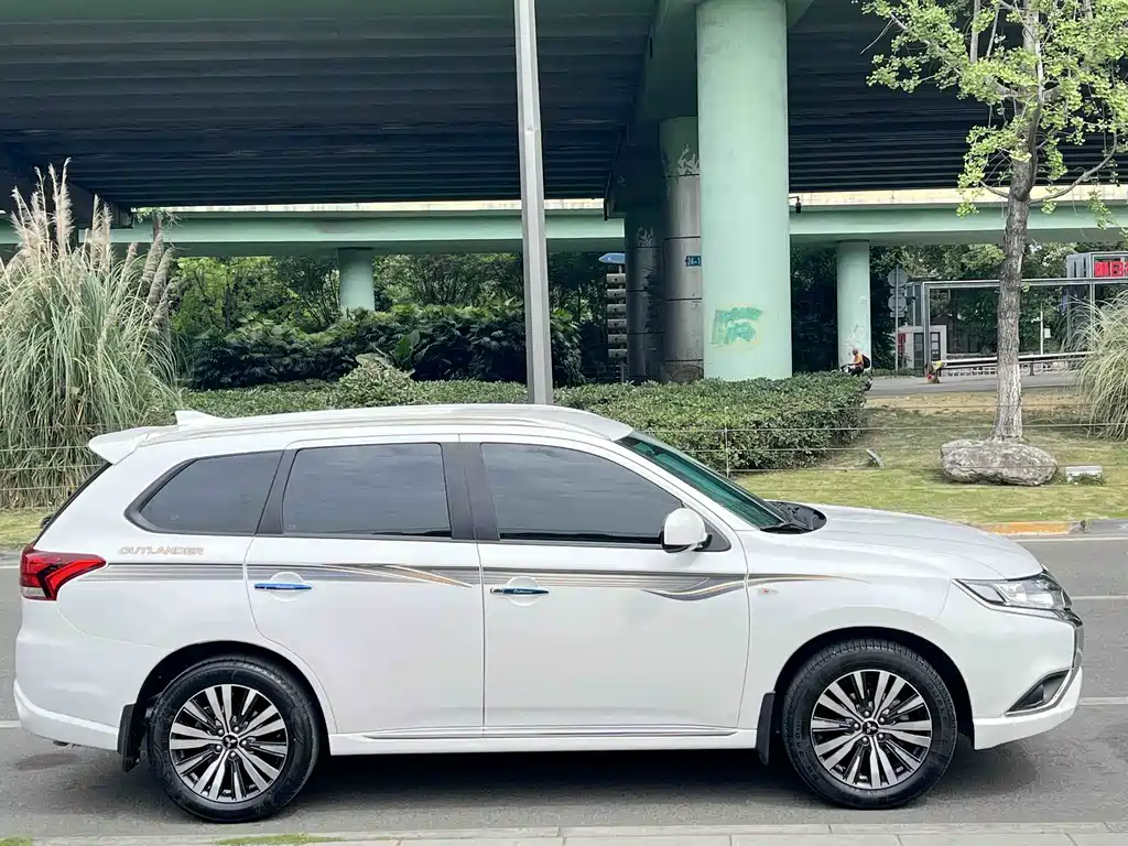 Outlander 2.0 L 2 WD Smooth Travel 5-seat